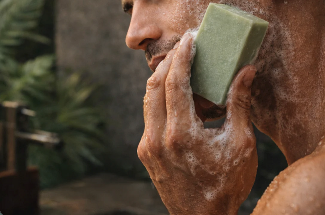 סבון פנים לגברים: מה ההבדל בינו לבין סבון גוף?